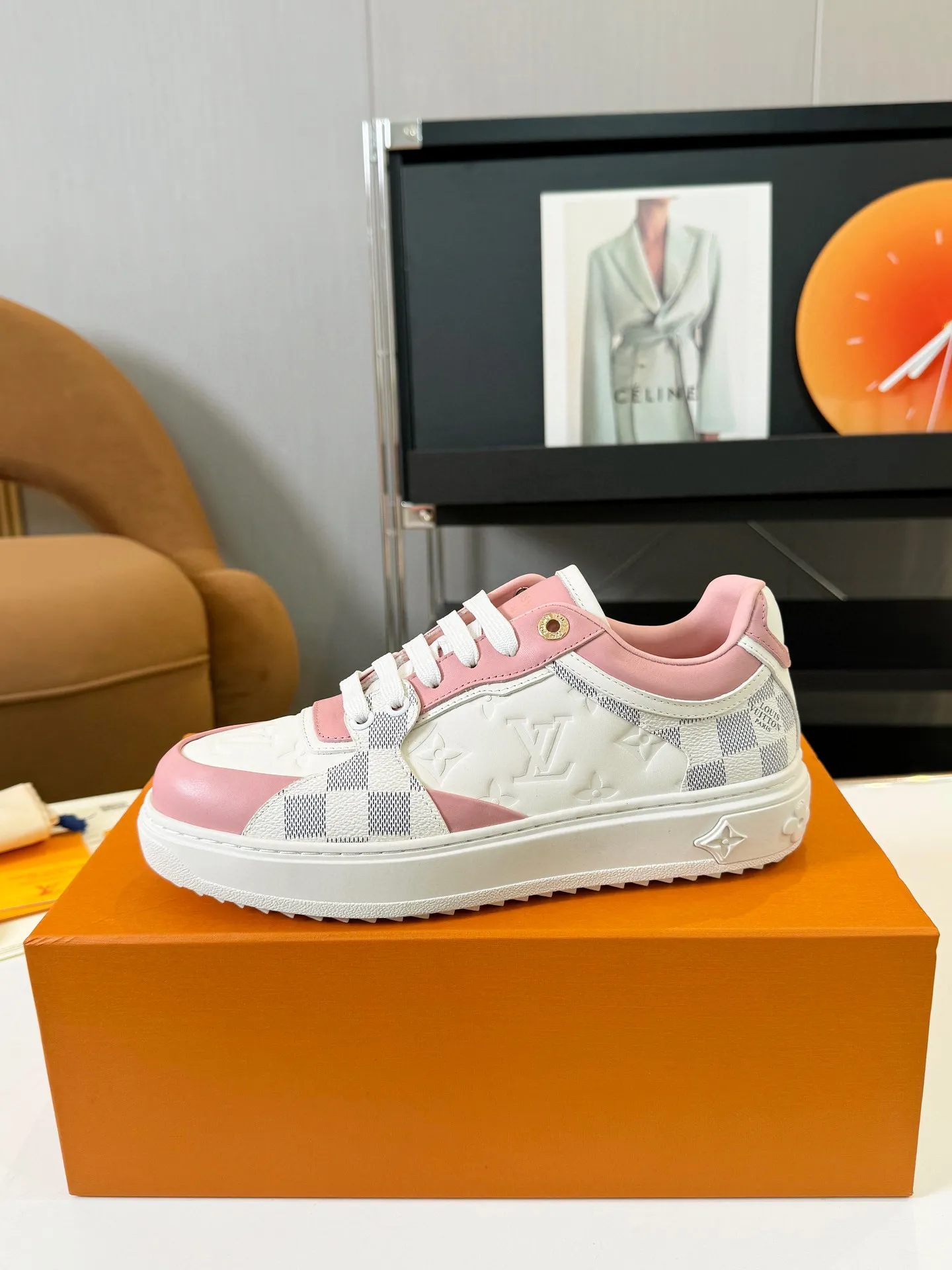 Men's Men's Shoes 💰💰660 Women's LV [Beverly Hills Sports Shoes Series] This Beverly Hills sports shoes are made of grained cow leather with Damier pattern, echoing the current season's leather goods series. The thick rubber outsole is lightweight, and an embossed Louis Vuitton logo adds a branding touch. Padded insole and technical fabric lining enhance comfort.  Detailed Features ♛ Embossed grained cowhide leather ♛ Ultra-lightweight rubber outsole ♛ Louis Vuitton logo on tongue and outsole ♛ Size: 35-40